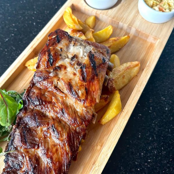 Coaste de porc la jar cu sos BBQ si cartofi de casă