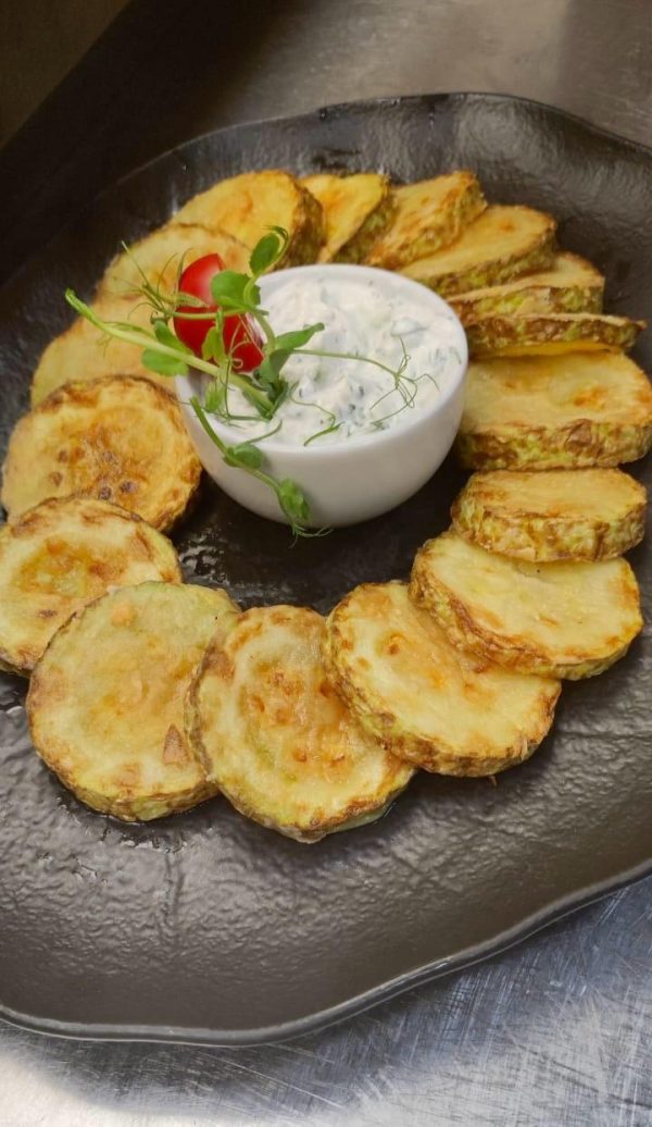 Dovlecel pane cu sos tzatziki