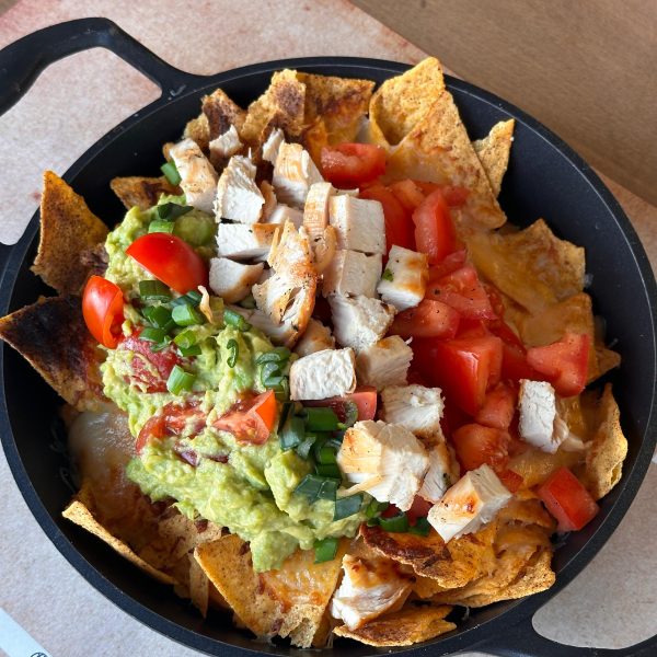 Nachos cu pui și guacamole