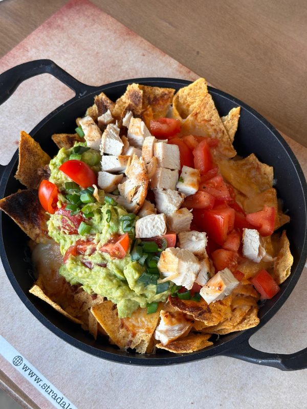 Nachos cu pui și guacamole