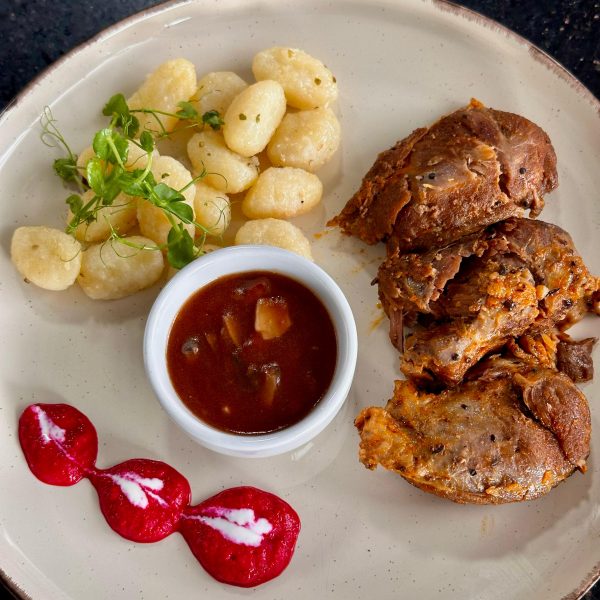 Obrajori de porc confiați cu gnocchi și sos brun cu ciuperci de pădure