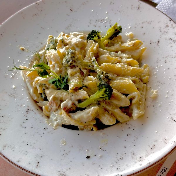 Penne cu piept de curcan și broccoli