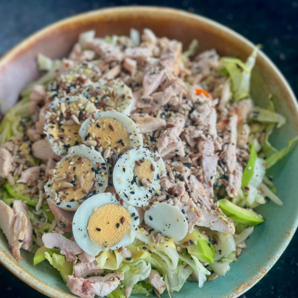 Salată cu pui, avocado și ou