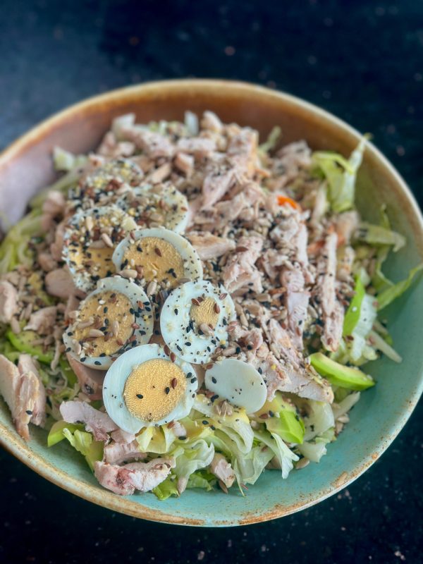 Salată cu pui, avocado și ou