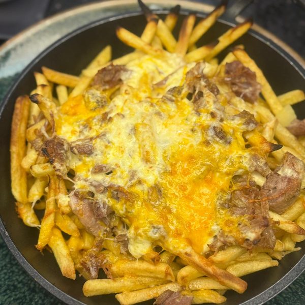 Pulled pork cu cartofi pai și sos cheddar