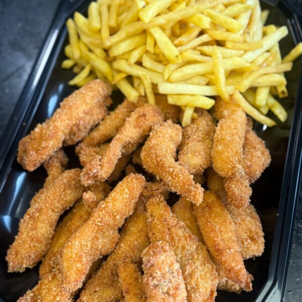 Platou crispy de pui cu cartofi pai și sos de maioneză